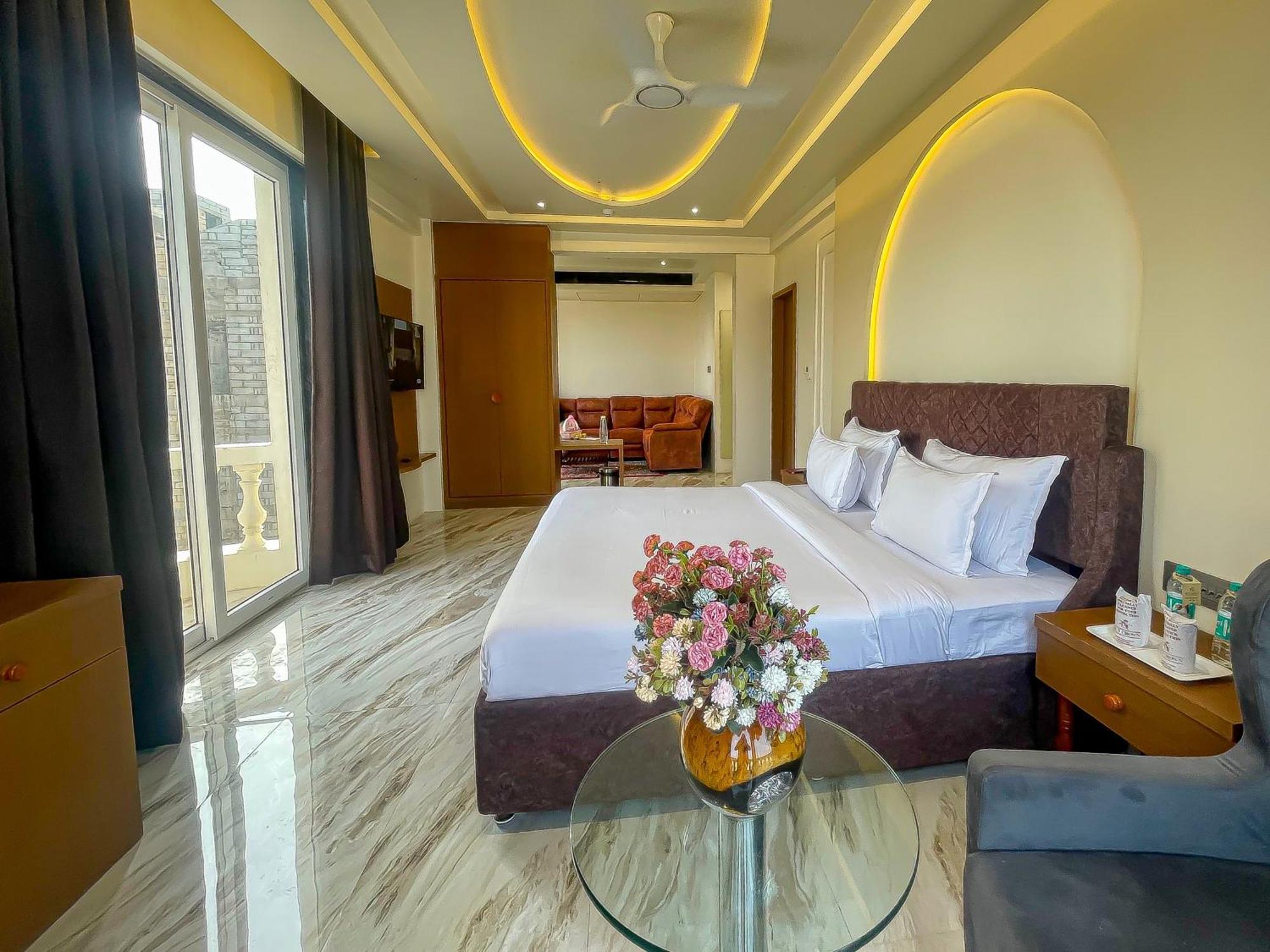 The S Crown Somnath Hotel Екстериор снимка
