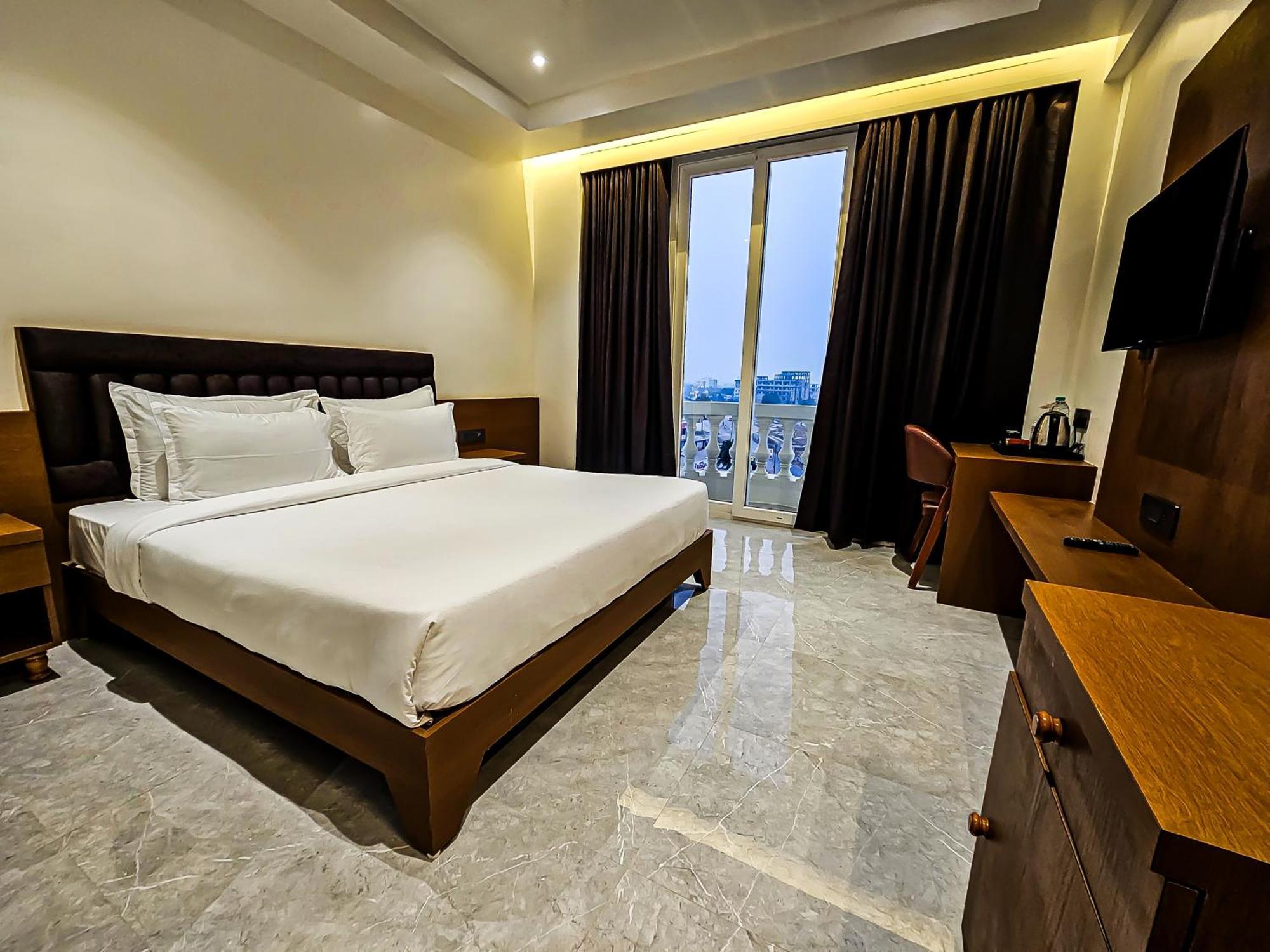 The S Crown Somnath Hotel Екстериор снимка