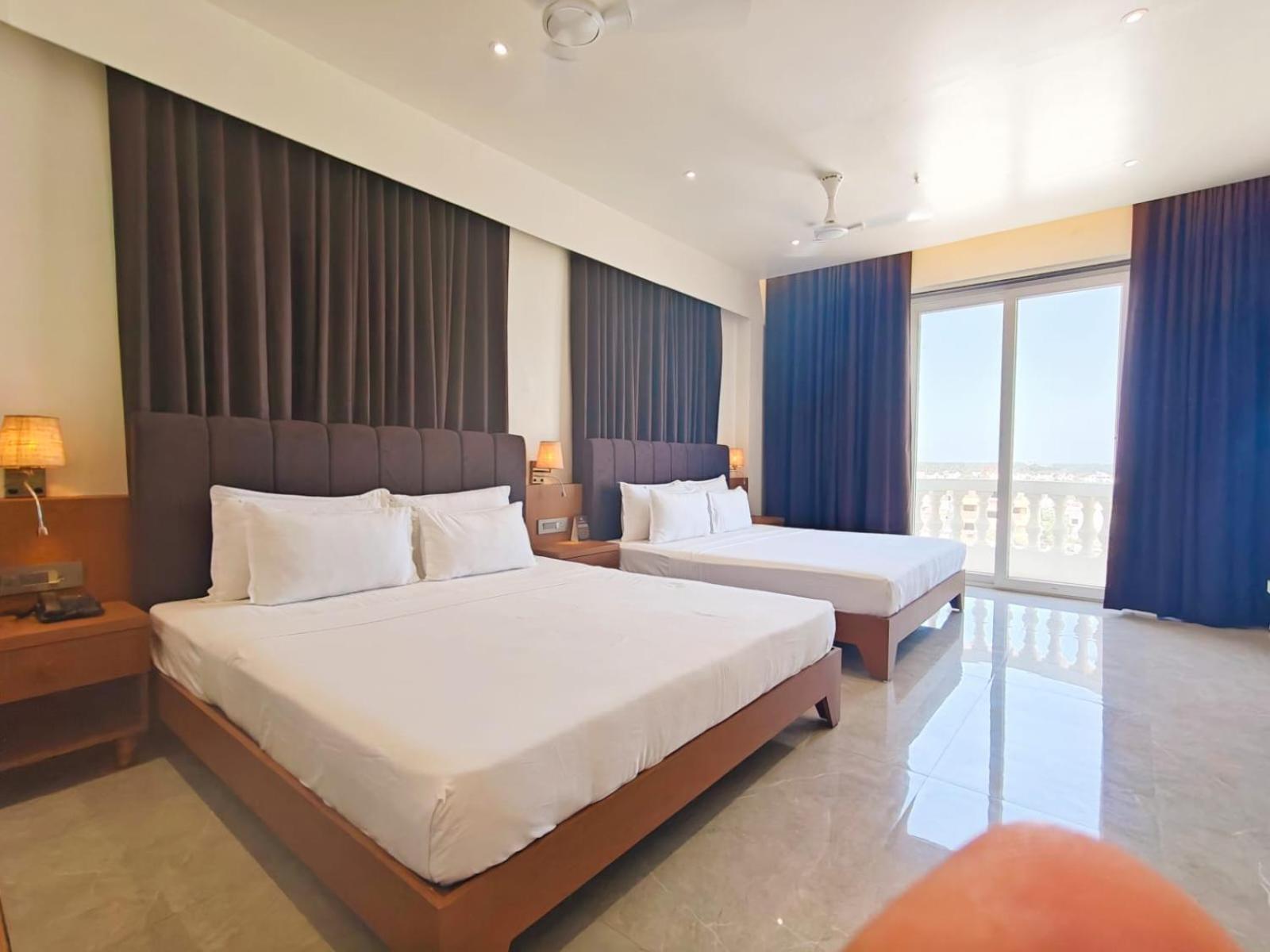 The S Crown Somnath Hotel Екстериор снимка