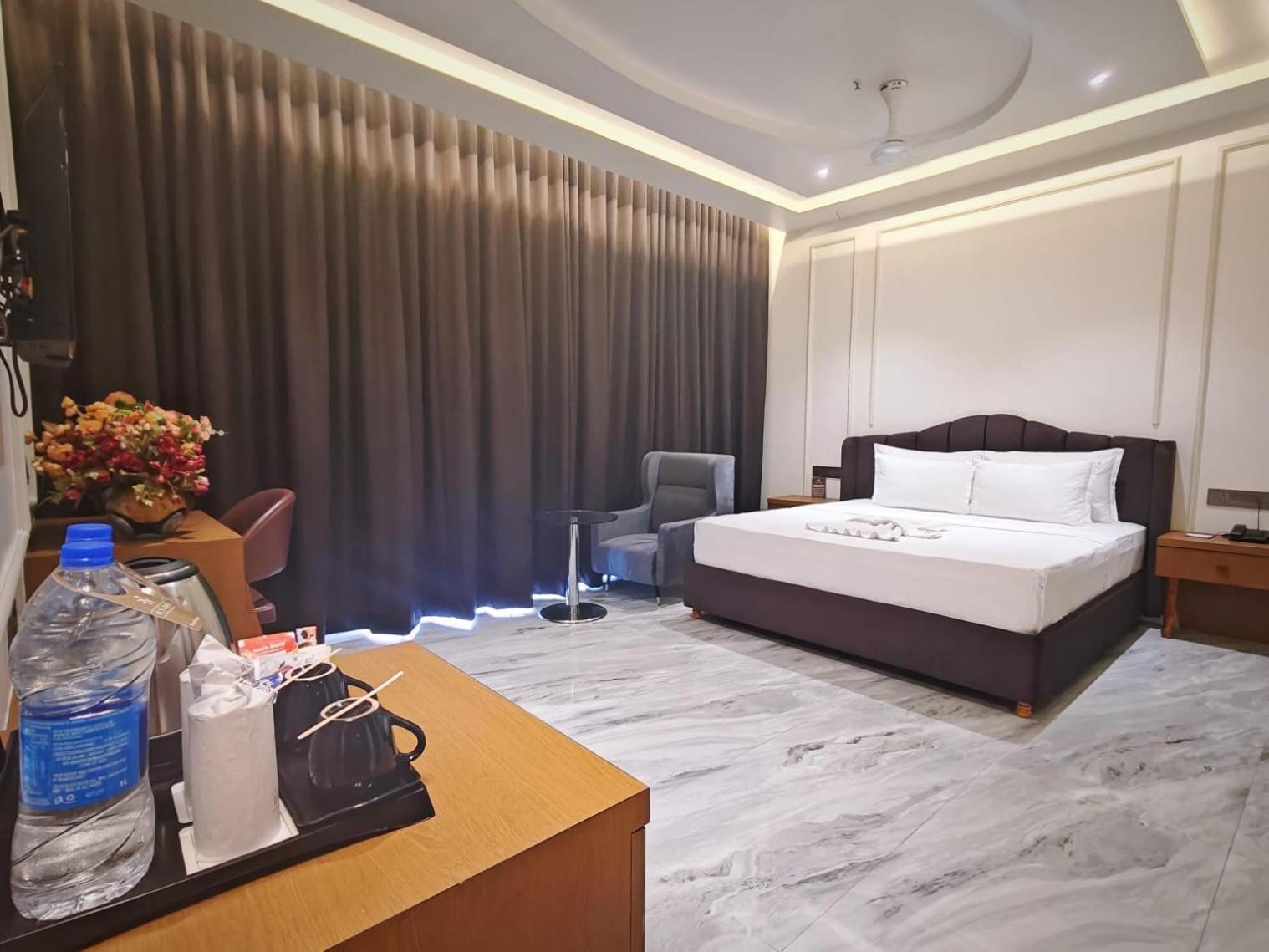 The S Crown Somnath Hotel Екстериор снимка