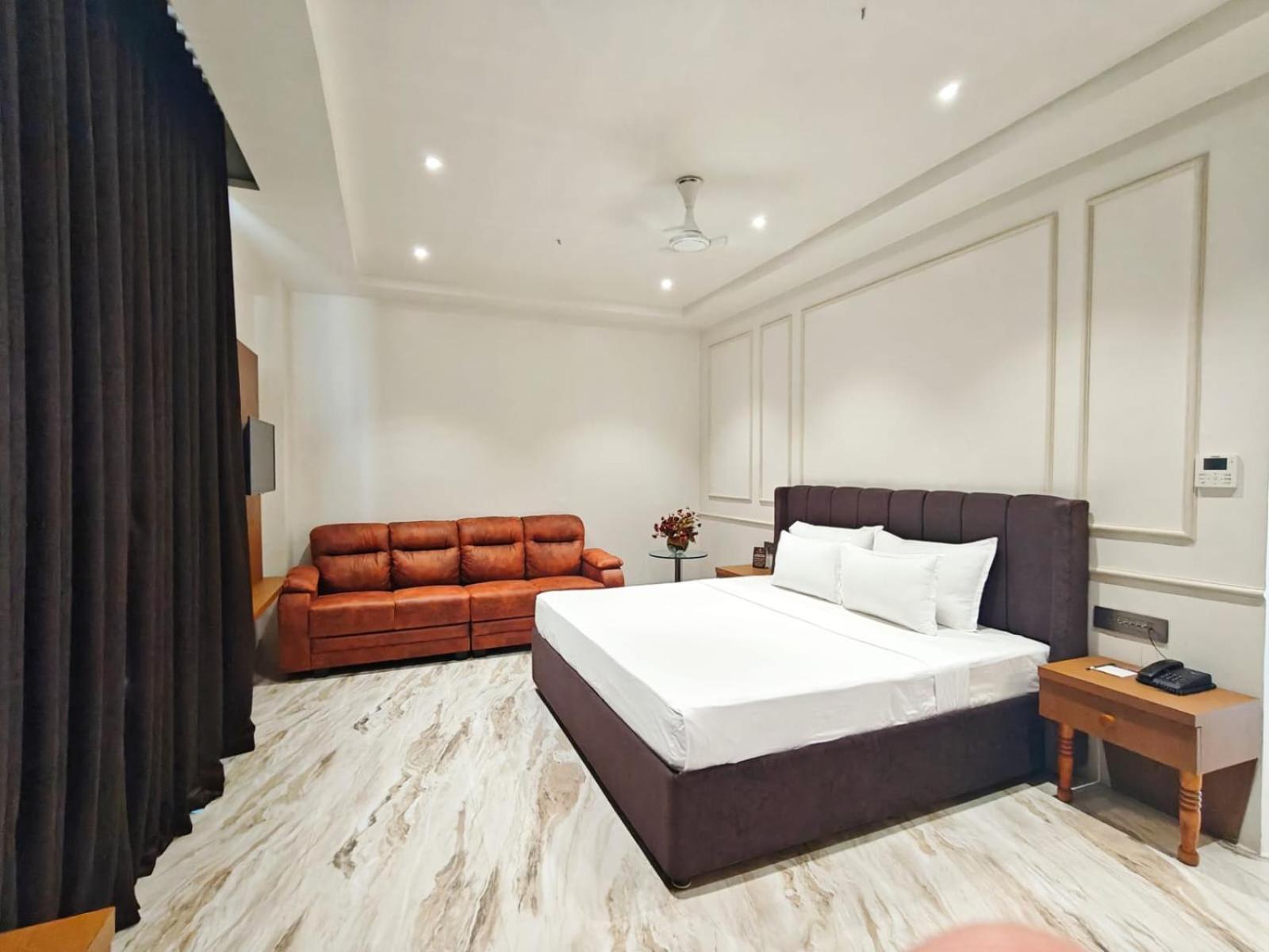 The S Crown Somnath Hotel Екстериор снимка