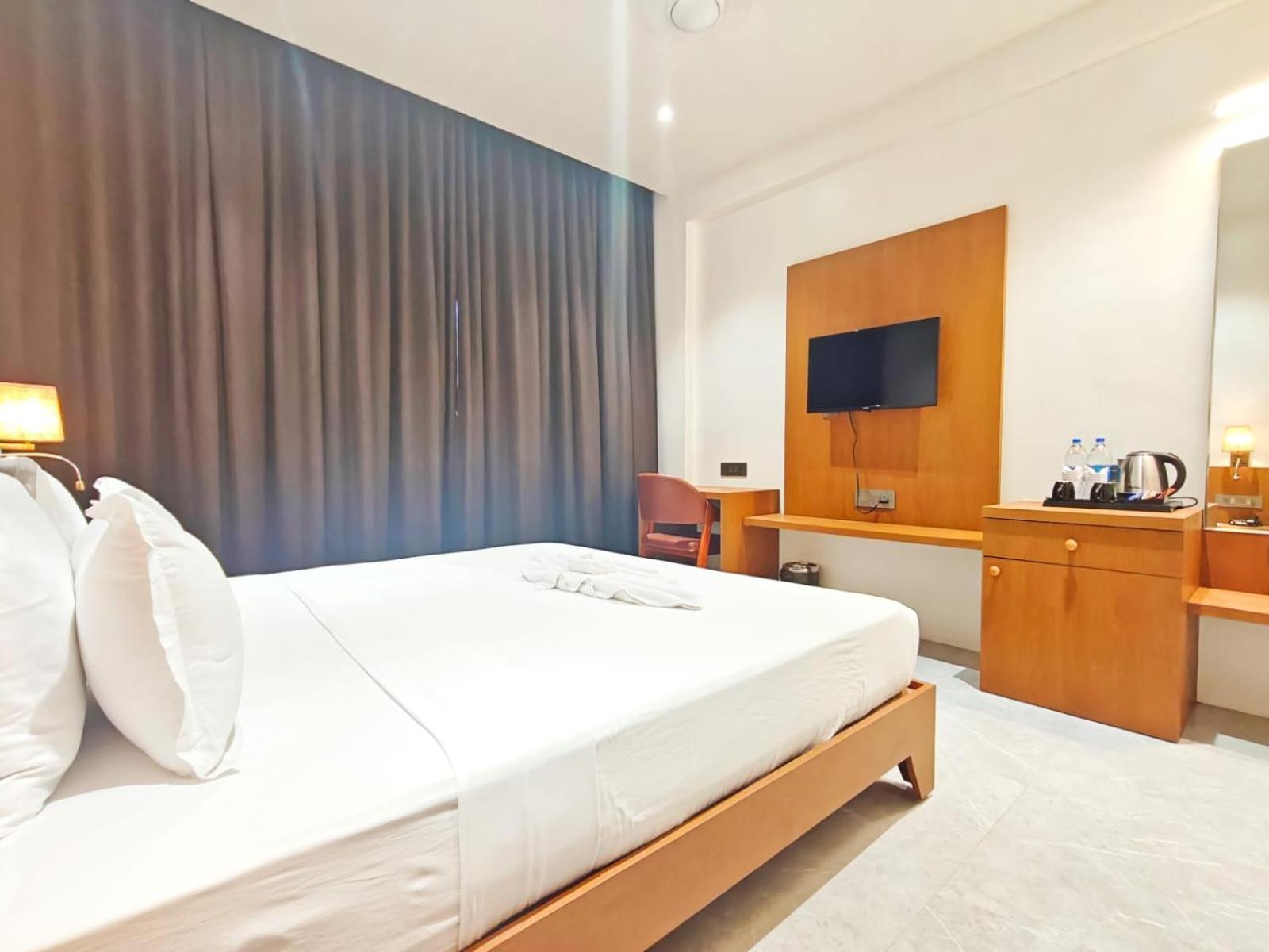 The S Crown Somnath Hotel Екстериор снимка