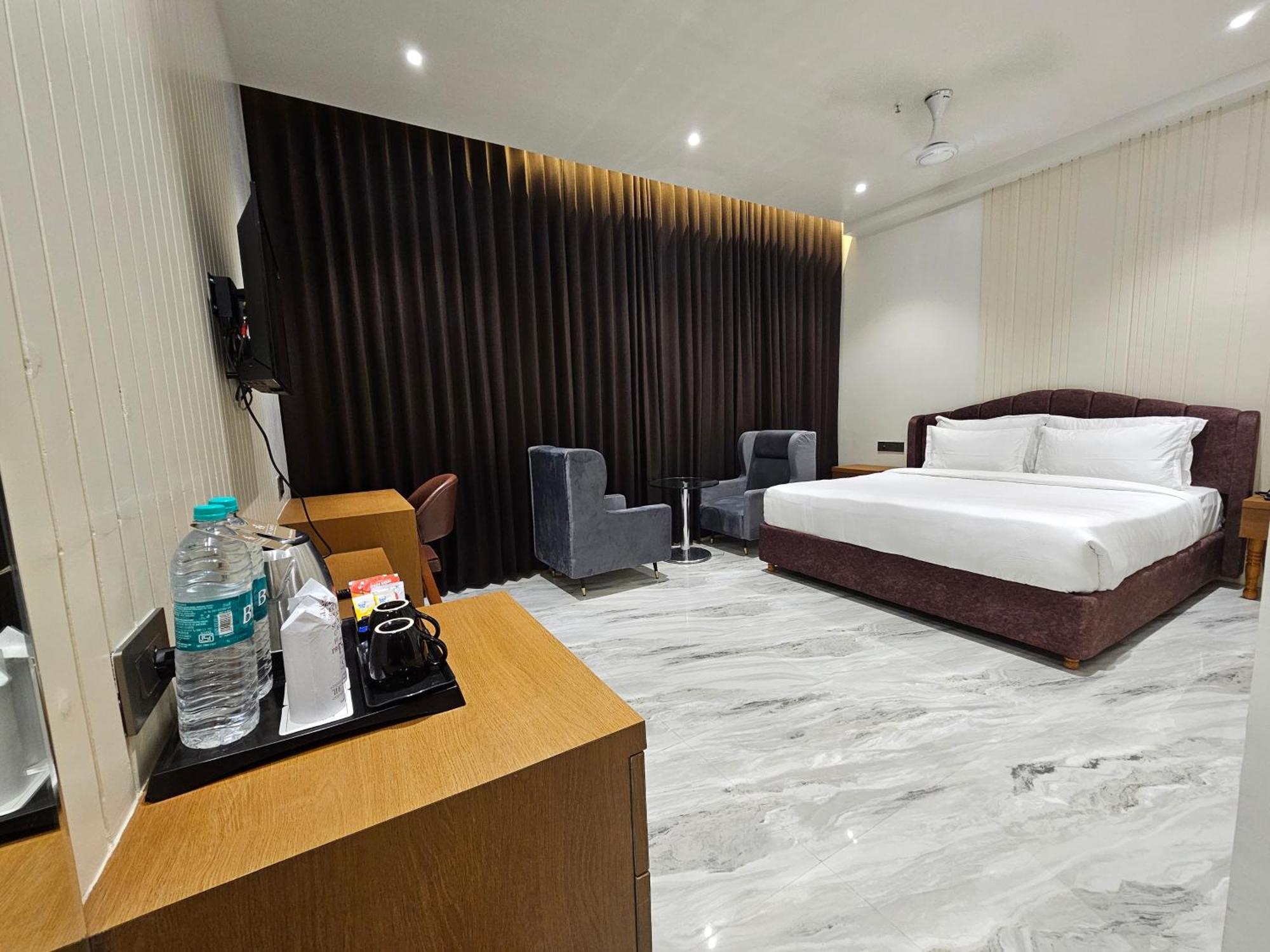 The S Crown Somnath Hotel Екстериор снимка