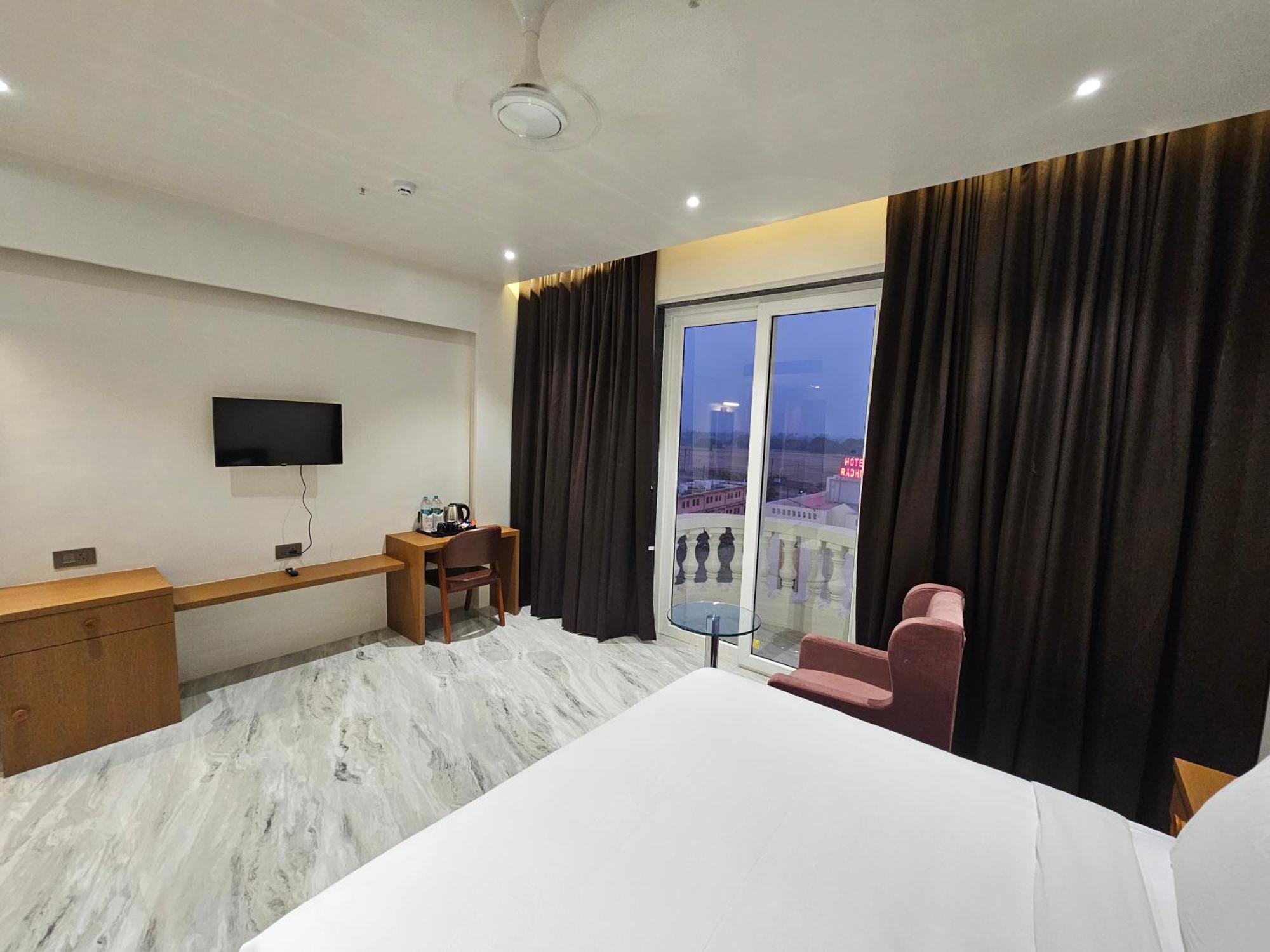 The S Crown Somnath Hotel Екстериор снимка