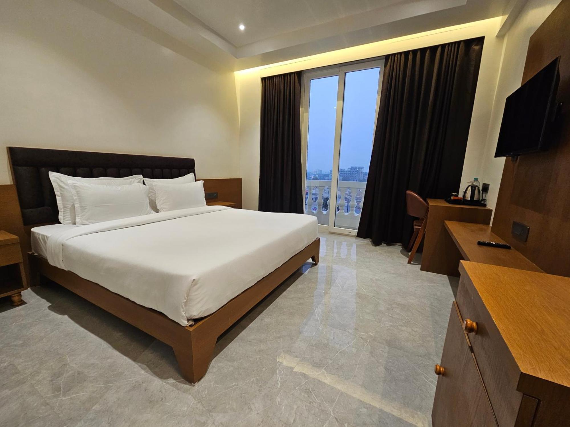 The S Crown Somnath Hotel Екстериор снимка
